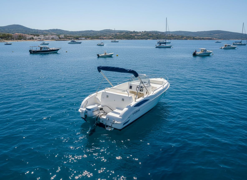 Bateau between Lerins Island